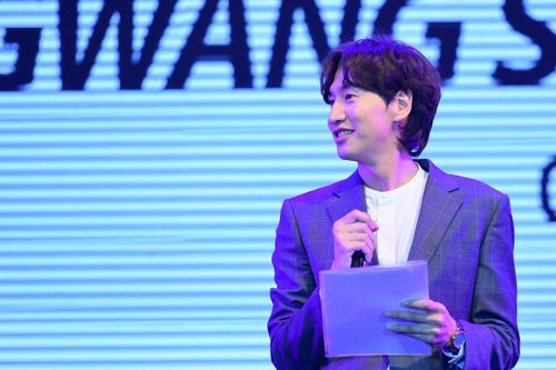 'Hươu cao cổ' Lee Kwang Soo hát trước hàng nghìn fan Việt