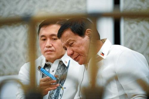 Trung Quốc mời ông Duterte dùng điện thoại 'không thể hack'