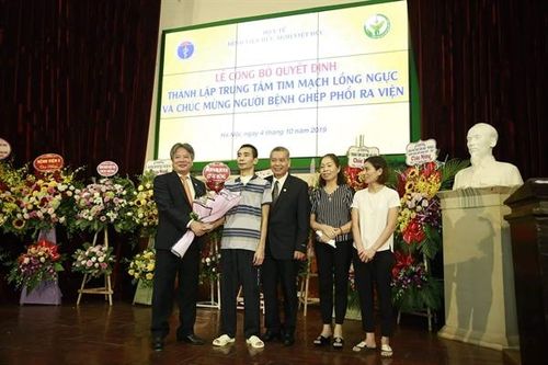 Lần thứ hai tái khám, người bệnh ghép phổi đầu tiên đã tự đi lại