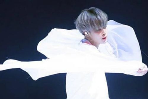 MMA 2019: Màn nhảy solo tuyệt đỉnh của Jimin BTS, bay như thiên nga trên sân khấu
