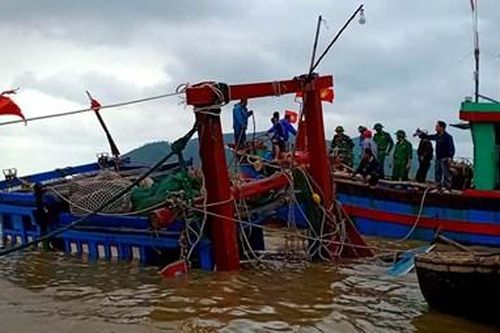 Bộ đội Biên phòng Hà Tĩnh trục vớt phương tiện bị sóng biển đánh chìm
