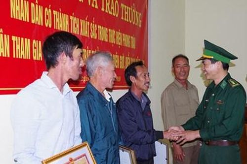 Tuyên dương 5 người dân tự giác giao nộp số lượng lớn ma túy trôi dạt vào bờ biển