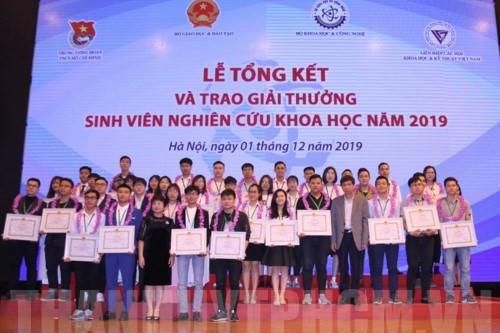 Trao giải thưởng sinh viên nghiên cứu khoa học năm 2019