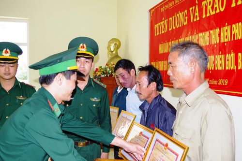 Tuyên dương 5 người dân tự giác giao nộp số lượng lớn ma túy trôi dạt vào bờ biển Quảng Nam