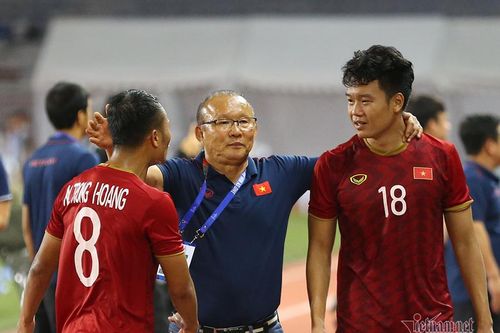 Quang Hải tiết lộ liều doping từ thầy Park trong giờ giải lao