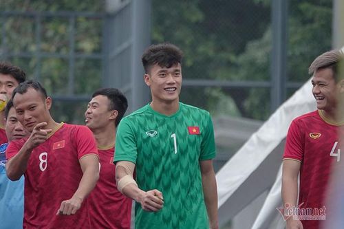 Bùi Tiến Dũng tươi rói cùng U22 Việt Nam dạo công viên