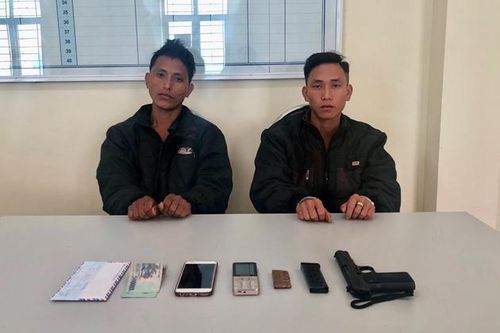 Bắt quả tang 2 thanh niên dắt súng ngắn để... phòng thân