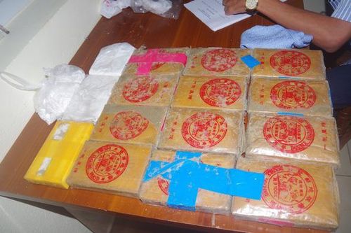 Khen thưởng 5 người dân nộp 25 bánh heroin nhặt được trên bãi biển