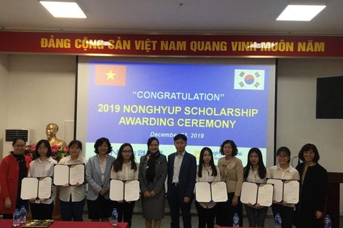 Trao học bổng cho nhiều sinh viên nông thôn xuất sắc