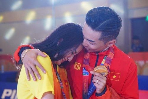 Khánh Thi khóc nức nở khi Phan Hiển giành huy chương vàng SEA Games 30