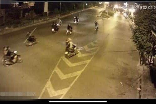 Hà Nội: Truy tìm nhóm thanh niên cầm dao 'diễu hành' trên phố cướp tài sản