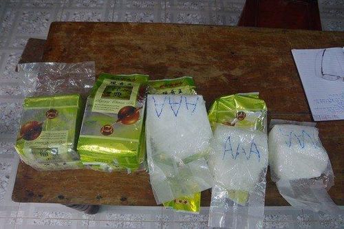 Người lượm ve chai nhặt được kiện hàng nghi chứa ma túy đá trôi trên biển