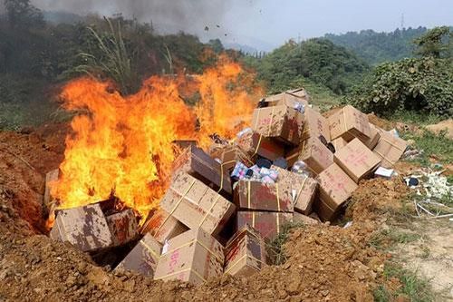 Lào Cai tiêu hủy hơn 8,5 tấn bánh kẹo, đồ chơi trẻ em nhập lậu