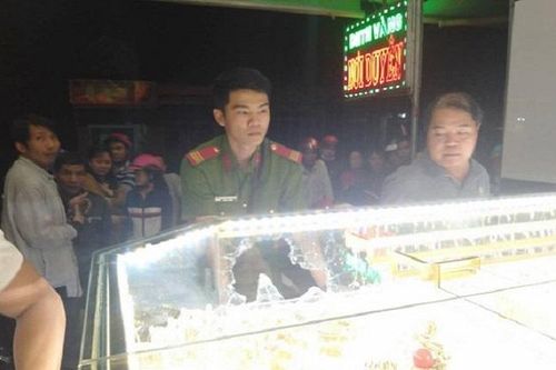 Đang chăm chú xem đá banh, chủ tiệm vàng tá hỏa phát hiện trộm đập vỡ kính cướp tài sản