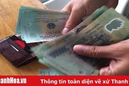 Một học sinh tiểu học nhặt được của rơi trả lại người đánh mất