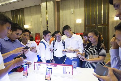 Thị trường smartphone Việt Nam: Cánh cửa nào cho thương hiệu Việt?