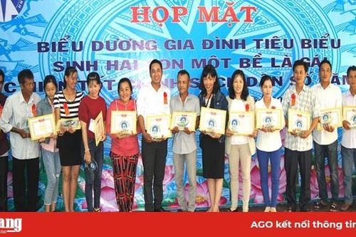 Tuyên dương 50 gia đình sinh con một bề là gái