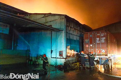 Cháy lớn tại công ty sản xuất tấm lợp PVC