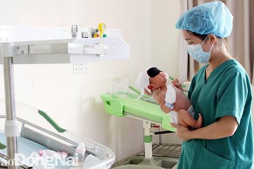 Đừng lây bệnh cho trẻ vì ôm, hôn