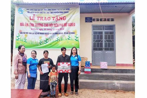 Trao nhà 'Mái ấm tình thương' cho phụ nữ biên giới