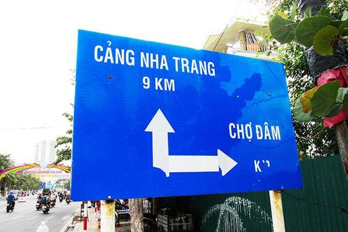Cần chỉnh trang lại biển chỉ đường