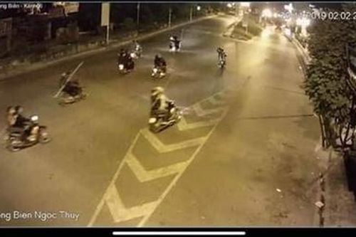 Nhóm thanh niên mang kiếm 'diễu phố, chặn người đi đường cướp tài sản