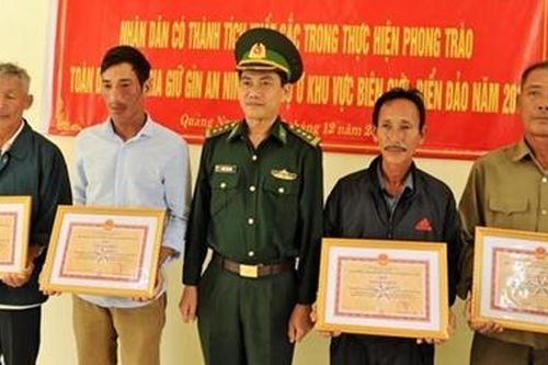 Khen thưởng người dân giao nộp heroin nhặt được trên bãi biển Tam Thanh