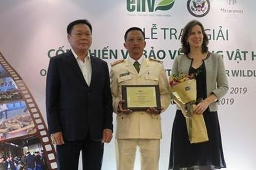 Hai cán bộ công an được vinh danh trong công tác bảo vệ động vật hoang dã