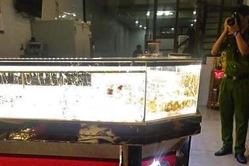 Tiệm vàng bị cướp khi chủ tiệm đang xem trận Việt Nam - Indonesia