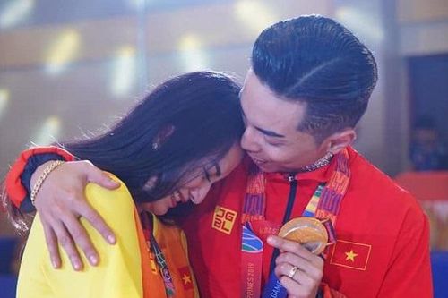 Khánh Thi xúc động bật khóc khi Phan Hiển giành huy chương vàng SEA Games