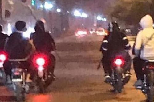 Truy bắt nhóm thanh niên vác dao, kiếm 'diễu hành' và cướp trên phố