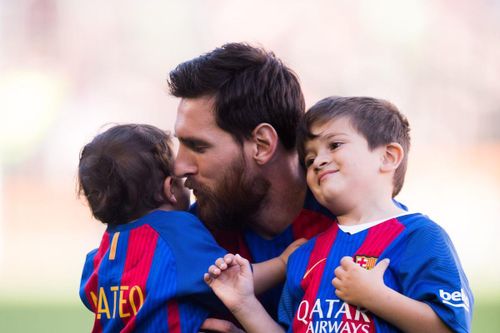 Con trai Messi ôm nhau ăn mừng Quả bóng Vàng của bố