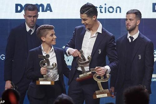 Ronaldo giành cú đúp danh hiệu khi Messi có Quả bóng Vàng
