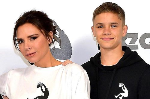 Mẹ con Victoria Beckham nhún nhảy theo hit của Spice Girls