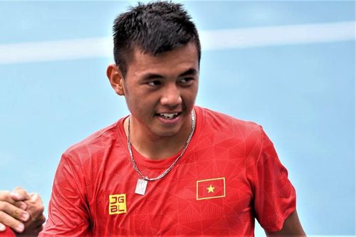 Mưa bão khiến tuyển tennis Việt Nam về phòng sau 4 tiếng chờ đợi