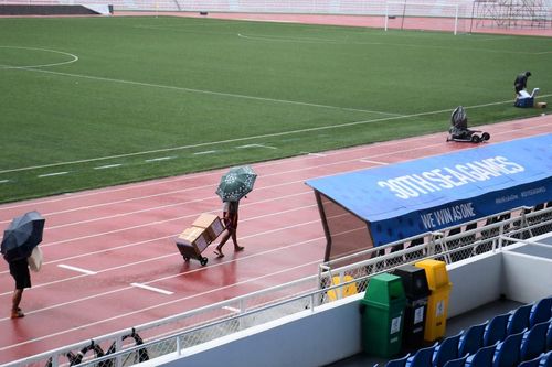 Sân thi đấu của U22 Việt Nam đón bão trước giờ bóng lăn