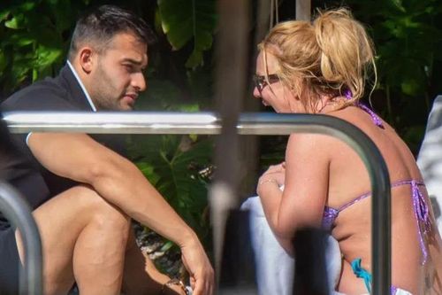 Britney Spears diện bikini bên tình trẻ