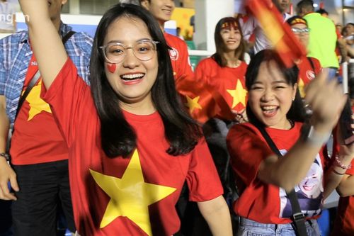 CĐV Việt Nam vẫn đến sân ủng hộ U22 dù mưa bão