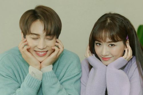 Hari Won vẫn trẻ trung khi ngồi cạnh ca sĩ Hàn kém tuổi