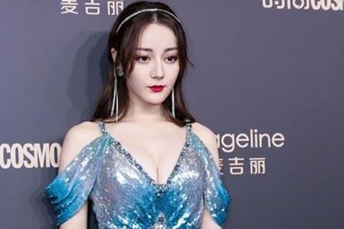 Địch Lệ Nhiệt Ba khoe vòng một gợi cảm