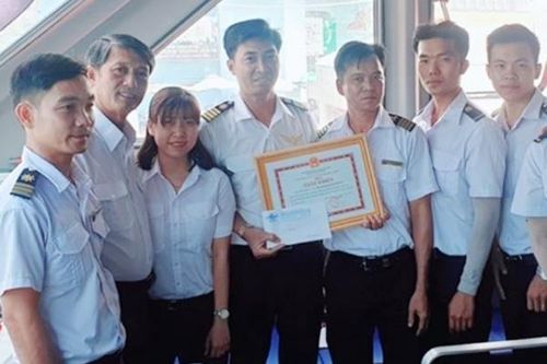 Cứu 4 người gặp nạn trên biển