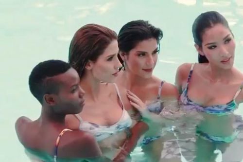 Hoàng Thùy sexy đầy thần thái khi chụp bikini ở bể bơi bên dàn đối thủ nặng ký