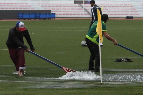 Bão Kammuri gây mưa như trút trên sân đấu của U22 Việt Nam