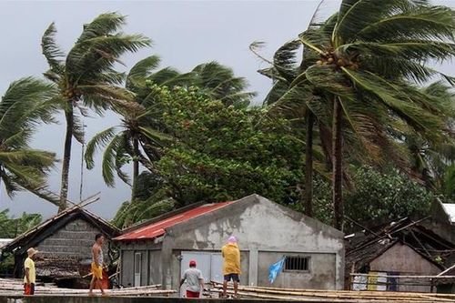 Hình ảnh mưa bão càn quét Philippines, nhiều môn thi SEA Games bị hủy