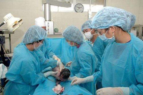 Chồng 70, vợ U60 ở Quảng Ninh sinh con trai khỏe mạnh