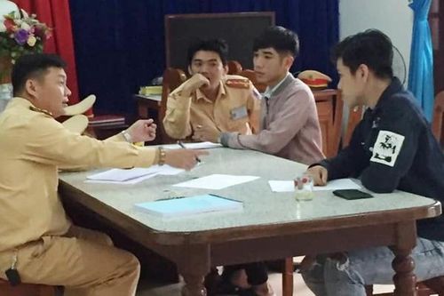 Nhóm 'quái xế' bốc đầu, nẹt pô náo loạn đèo Hải Vân trình diện công an