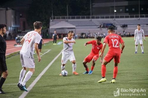Khán giả Việt Nam tại Philippines lo lắng cho Quang Hải
