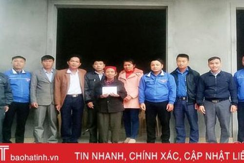 Trao 50 triệu đồng hỗ trợ cựu thanh niên xung phong làm nhà ở