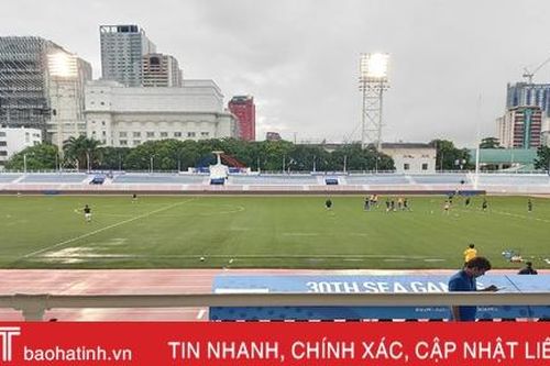 Sân Riza Memorial ngớt mưa, các trận bóng đá nam vẫn diễn ra