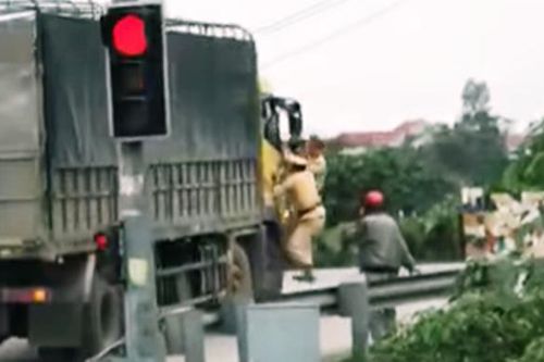 Diễn biến mới vụ CSGT Nghệ An bám cửa chiếc xe tải bỏ chạy